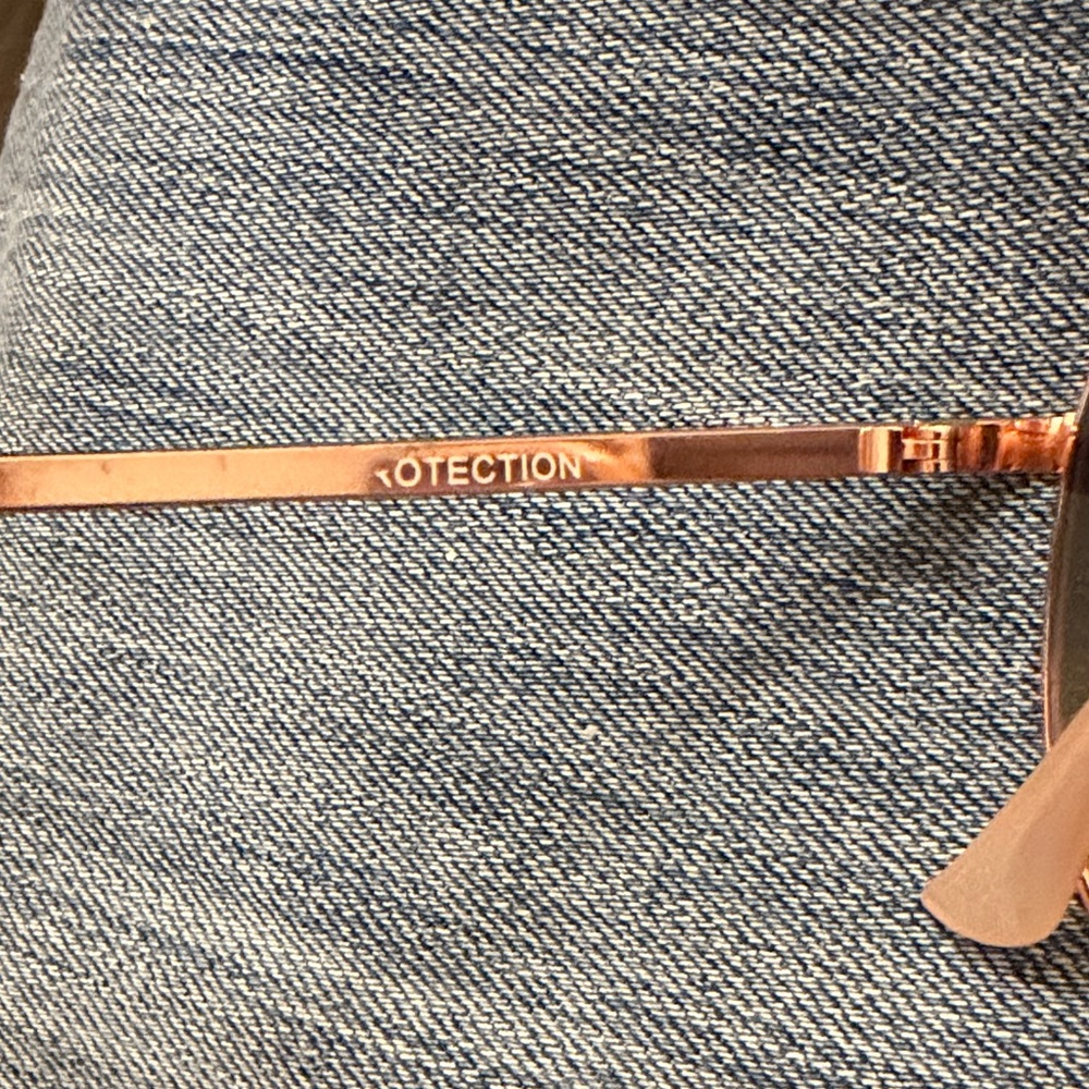Stylish Gold Sunglasses - Picture 4 of 7